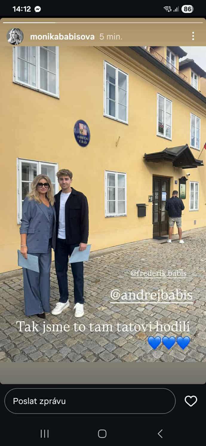 FOTO: Monika Babišová se synem volí.
