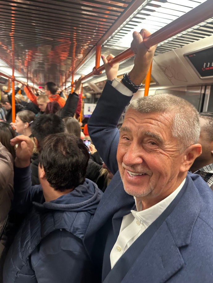 FOTO: Andrej Babiš v metru.