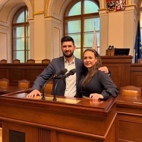 Matěj Gregor s Gabrielou Sedláčkovou v Poslanecké sněmovně.