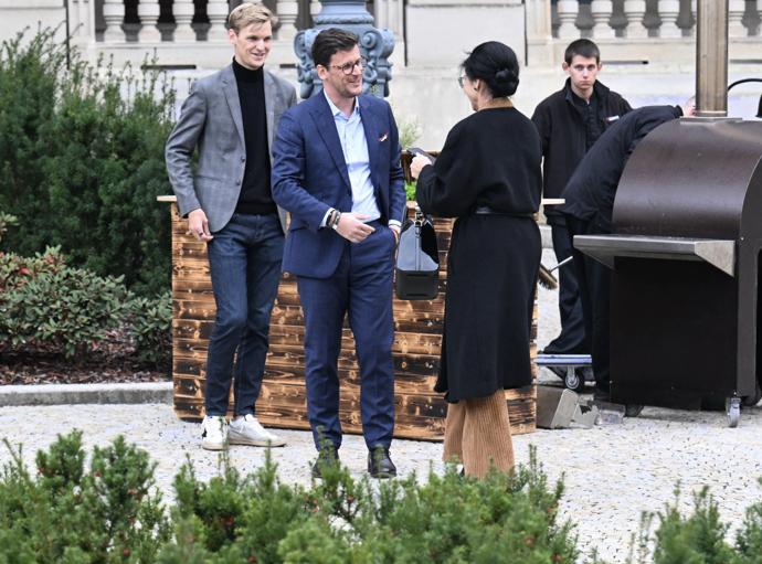 FOTO: Jan Fischer mladší se zdraví s Libuší Šmuclerovou. – stránka 16