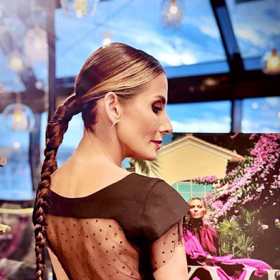 Eva Decastelo musela šaty kvůli dokonalému efektu hlubokého výstřihu na zádech obléct naostro.