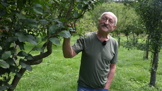 Vendelín Bajza i Emil Nádeníček jsou jeho nejslavnější role. Podívejte se s námi na ovocný sad herce Oldřicha Navrátila