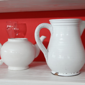 Bílý porcelán na polici