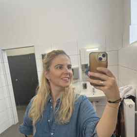 Šaty jsem si zkoušela na místní toaletě, protože zkoušecí kabinky byly beznadějně obsazené. 