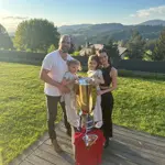 Stella Polášková je dcerou hokejisty Adama Poláška, který v současné době hraje za HC Verva Litvínov. Stella i její sestra Meda prakticky vyrůstaly na ledě. 