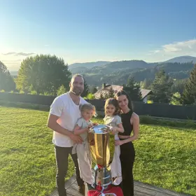 Stella Polášková je dcerou hokejisty Adama Poláška, který v současné době hraje za HC Verva Litvínov. Stella i její sestra Meda prakticky vyrůstaly na ledě. 