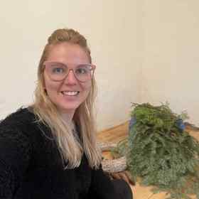 Větví z jehličnanů a tújí jsem nastříhala zbytečně moc, ale přebytky obložím květiny na zahradě, tak aby dobře přečkaly zimu. 