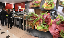 Luxusní hody ve volebním štábu SPOLU: Chlebíčkové delikatesy, makronky i alkohol