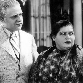 Tento snímek je z filmu Madla z cihelny z roku 1933, v němž si Zorka Janů také zahrála. Na fotce jsou Hugo Haas a Antonie Nedošinská.