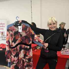 Další kousek, který mi padl do oka, byly květované šaty z materiálu na omak podobnému hedvábí. 