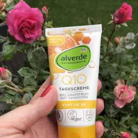 Pleť editorky Kláry potřebuje lehčí krém a Q10 denní pleťový krém bio grapefruit & bio rakytník od značky Alverde ji získal nejen díky svému složení, ale i svěží citrusové vůni a praktickému balení. Produkt vás vyjde na sympatických 89,90 Kč.