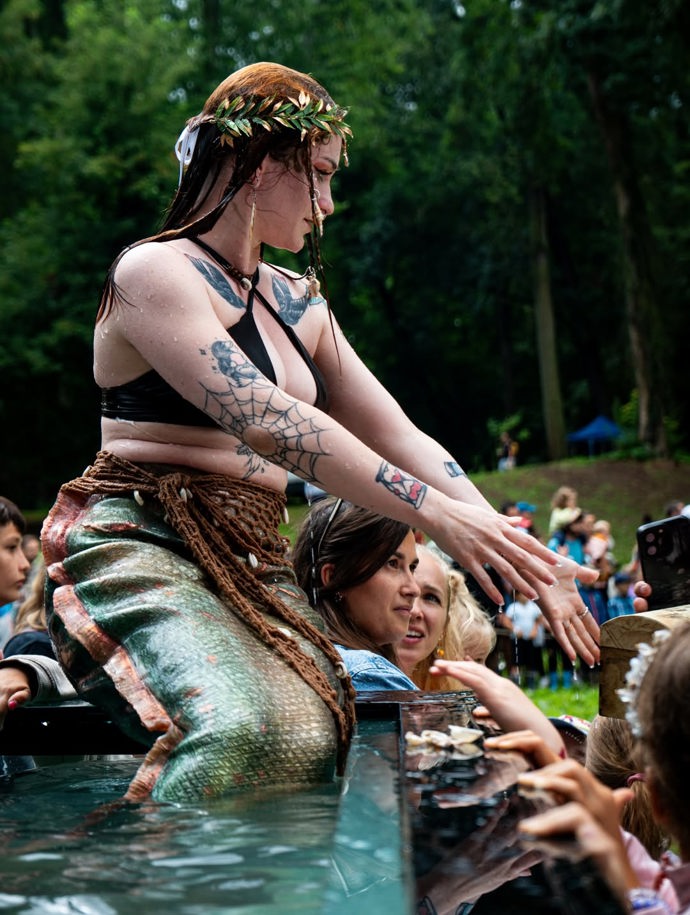 FOTO: Přítelkyně Artura vystupuje jako mořská panna Morana. – stránka 4