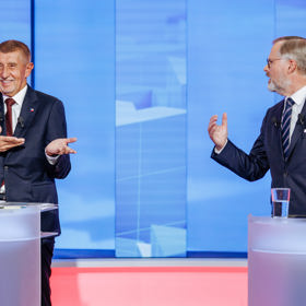 Andrej Babiš a Petr Fiala během debaty.