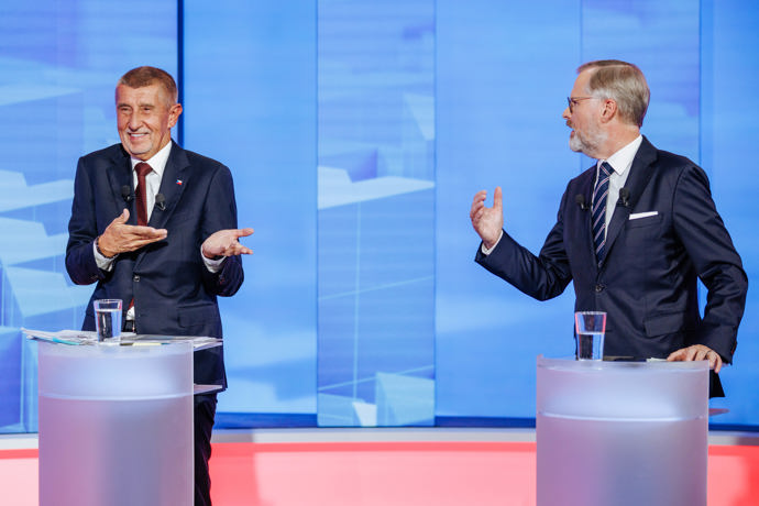 FOTO: Andrej Babiš a Petr Fiala během debaty. – stránka 145