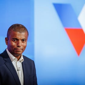 Rey Koranteng moderoval předvolební debatu.