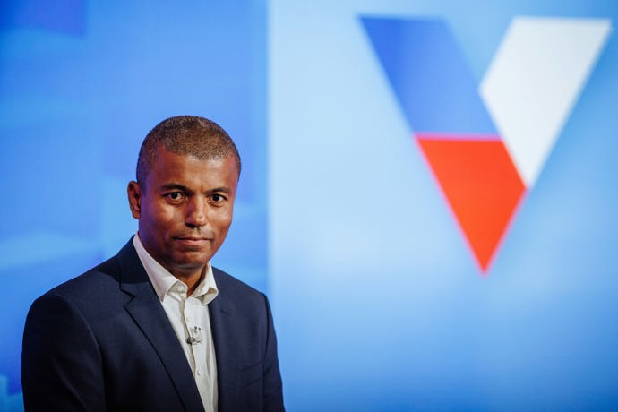 FOTO: Rey Koranteng moderoval předvolební debatu. – stránka 3