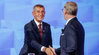 FOTO: Andrej Babiš podává ruku Petru Fialovi.