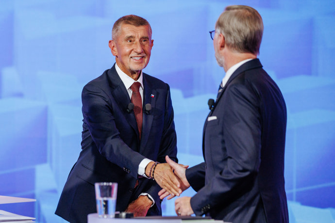 FOTO: Andrej Babiš podává ruku Petru Fialovi. – stránka 142