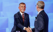 Andrej Babiš podává ruku Petru Fialovi.