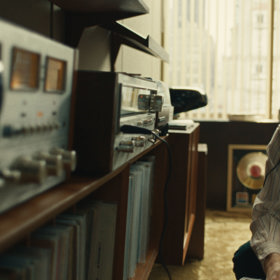 Tři způsoby, jak nosit flanel na podzim – inspirováno Jeremym Allenem Whitem v roli Bruce Springsteena 