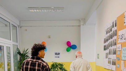 FOTO: Ben dorazil k volbám.