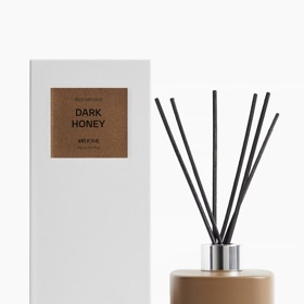 Do větší skříně můžete přidat i vůni. Ať už tyčinky, nebo vonné pytlíčky s bylinkami na ramínka. 