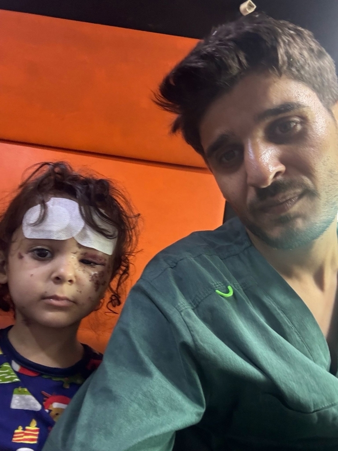 FOTO: Ahmed Sejam vytáhl svou dceru zpod sutin. V nemocnici o ni posléze pečoval sám. – stránka 3
