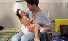 Chirurg lékařů bez hranic Ahmed Sejam se svou čtyřletou dcerou Julií. Během ostřelování utrpěla vážná zranění.