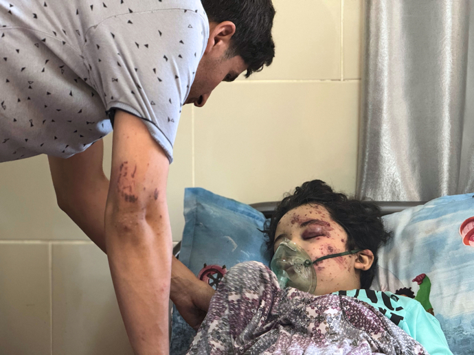FOTO: Chirurg lékařů bez hranic Ahmed Sejam se svým zraněným synem Karimem. – stránka 1