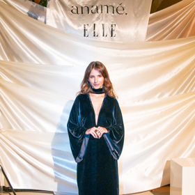 Herečka Sara Sandeva vynesla černé sametové šaty s hlubokým výstřihem, které jsou od jiné značky nežli Anamé. 