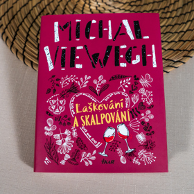 Aktuálně je na pultech knihkupectví nová kniha Michala Viewegha, Laškování a skalpování. 