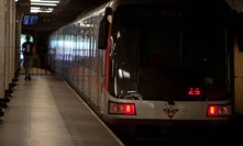 Pes zastavil provoz metra na lince A: Policisté ho lákali na buřty. Odnesla to i Žilková 