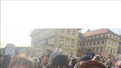 FOTO: Eva Holubová na Hradčanském náměstí.