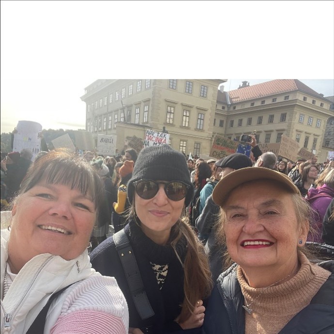 FOTO: Eva Holubová na Hradčanském náměstí.