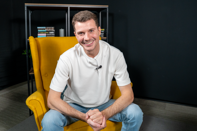 FOTO: Extra host Martin Hranáč foto 01 – stránka 9