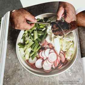 Zelí scedíme a přidáme k němu zbylou zeleninu a také ochucovací pastu. 