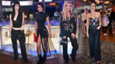 Móda z premiéry nahého seznamování: Bobina z Bachelora se raději zahalila, moderátorka Timková ukázala více