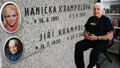 FOTO: Hrob Jiřího Krampola má konečně finální podobu.