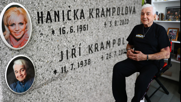 FOTO: Hrob Jiřího Krampola má konečně finální podobu. – stránka 1