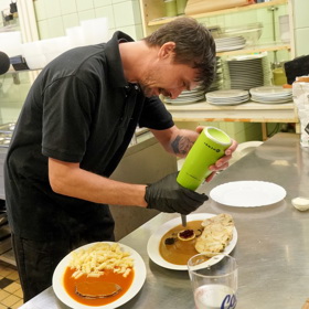 Kolega a pomocník majitele Michala.