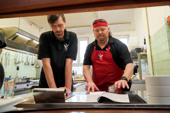 FOTO: Majitel Michal si pozval Zdeňka Pohlreicha do své hospody v Košicích u Tábora. – stránka 17