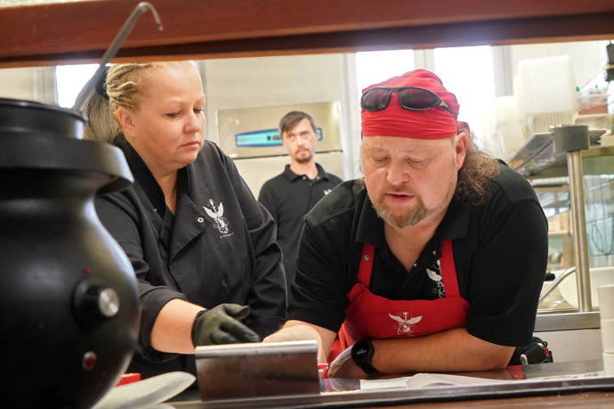 FOTO: Majitel Michal zároveň vaří. – stránka 16