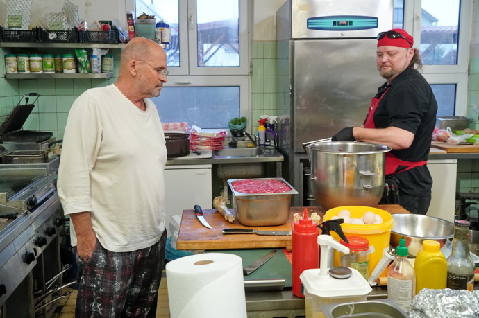 FOTO: Michal a Zdeněk Pohlreich při natáčení. – stránka 24