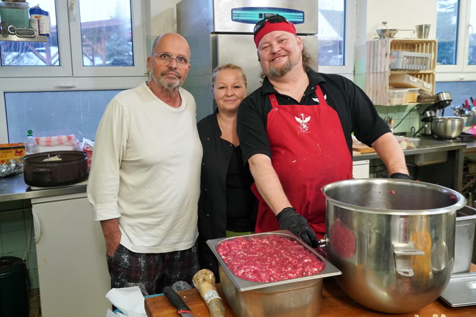 FOTO: Zdeněk Pohlreich se Zuzanou a Michalem z restaurace U třech kytar. – stránka 23