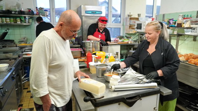FOTO: Zdeněk Pohlreich při natáčení Ano, šéfe!