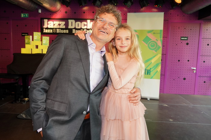 FOTO: Spisovatel Patrik Hartl s dcerkou. – stránka 18