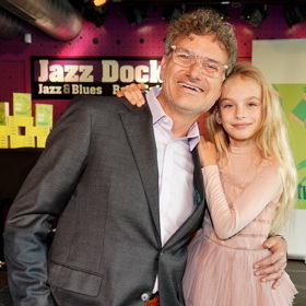 Patrik Hartl vyvedl do společnosti dceru Áju, která oblékla pastelově růžové tylové šaty. 