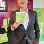 Nová kniha Patrika Hartla nese název Manželství. Na její křest oblékl spisovatel tmavě šedý oblek a bílou košili. 
