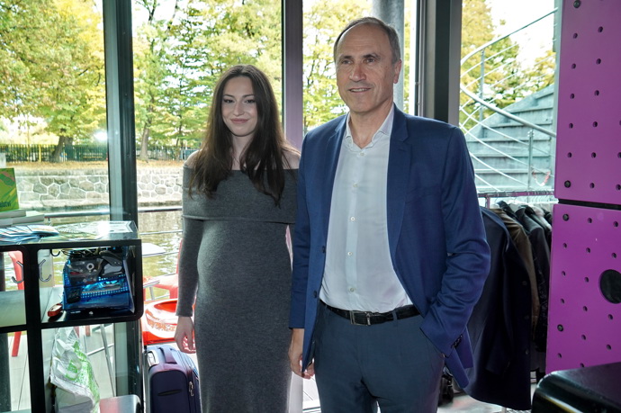 FOTO: Bývalý ministr financí a školství Ivan Pilip s těhotnou partnerkou. – stránka 17