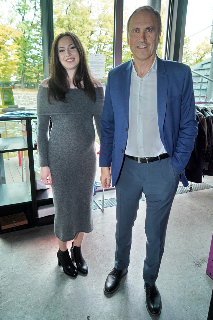 FOTO: Bývalý ministr financí a školství Ivan Pilip s těhotnou partnerkou. – stránka 16